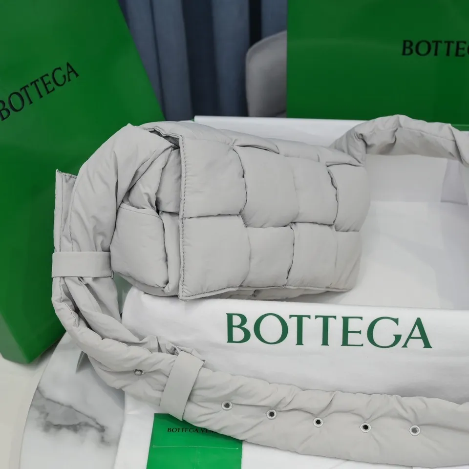#𝐂𝐀𝐒𝐒𝐄𝐓𝐓𝐄 Nylon tofu tofu bag This Cassette is so cute, its cute appearance does not affect its practicality and the capacity is good! The fabric is low-key and very textured, suitable for daily wear with casual wear. The cross-woven design of the wide cloth is really stunning. The bag has a puffy shape and feels like a piece of tofu. It can be worn on one shoulder, cross-body or as a waist bag. You can also adjust the shoulder strap to the size of the bag under the armpit, so you can have it all! S30x15cm【8951#】
